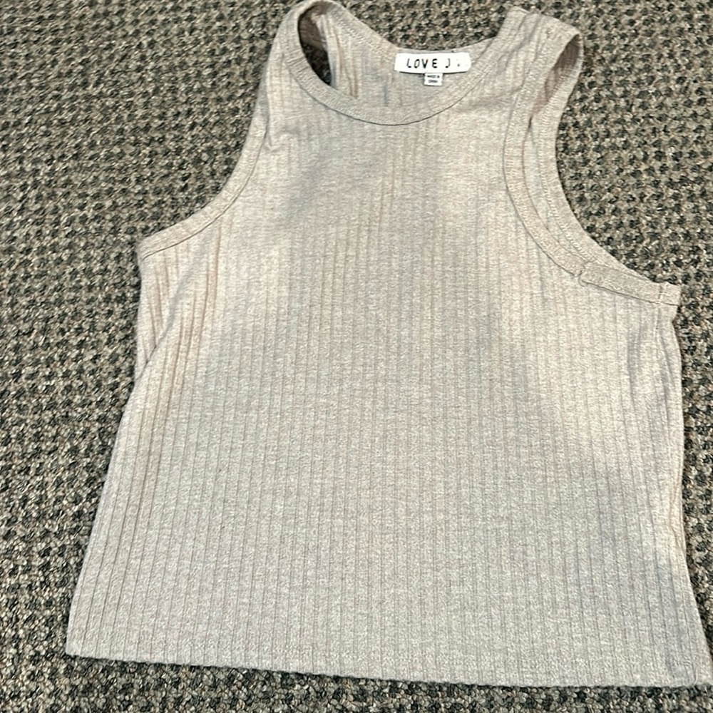 Woman’s cropped tank